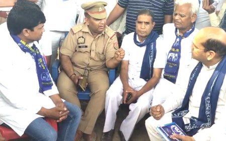Hardoi News: सुरजीपुर के दो पक्षों में झड़प के बाद दलितों से मिलने पहुंचा BSP प्रतिनिधिमंडल, थाना प्रभारी सहित दरोगा को हटाने के स्वर गूंजे