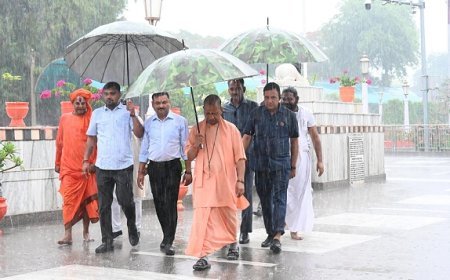 तेज बारिश के बावजूद सीएम योगी ने जारी रखा जनसेवा का अनुष्ठान, जनता दर्शन में 300 लोगों की समस्याएं सुनीं मुख्यमंत्री ने, त्वरित निस्तारण के दिए निर्देश