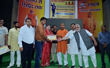 Hardoi News: बाबा साहब की 134 वीं जयन्ती पर पालिका कर्मियों को हेलमेट, प्रशस्ति पत्र व उपहार भेंट किये