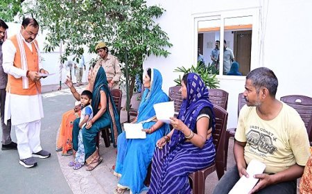 उप मुख्यमंत्री केशव प्रसाद मौर्य ने लगाया जनता दर्शन कार्यक्रम, कहा- समाधान भी होगा, सुविधाएं भी मिलेंगी। 