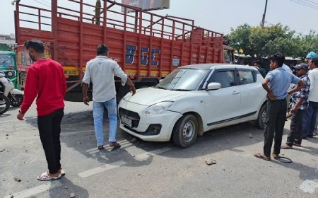 Hathras News: आगे चल रहे वाहन को बचाने के प्रयास में डिवाइडर पर चढी कार। 