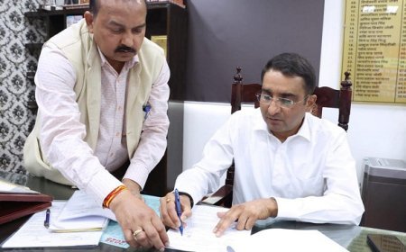 Lucknow News: विशाल सिंह ने निदेशक सूचना का पदभार ग्रहण किया, विभागीय अधिकारियों के साथ बैठक कर दिये जरूरी निर्देश। 