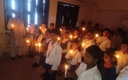 Sambhal News: बच्चों ने शहीद हुए पर्यटकों को दी श्रद्धांजलि, आतंकवादियों पर कड़ी कार्यवाही की मांग। 