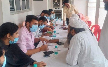 Hardoi News: हज जायरीनों के लिए टीकाकरण कैम्प- 57 हज यात्रियों का हुआ चिकित्सकीय परीक्षण एवं टीकाकरण। 