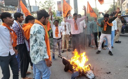 Hardoi News: पहलगाम आतंकी हमले के विरोध में अभाविप ने आतंकवाद व पाकिस्तान का पुतला फूंका