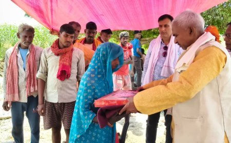 Ballia News: अग्नि पीड़ितों के बीच IRCS ने पहुंचाई राहत सामग्री, पीड़ितों को दिया सहारा