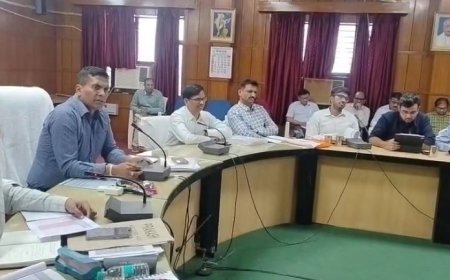 Azamgarh News: नगरीय क्षेत्रों में दुकानदारों द्वारा सड़कों पर किए गये अतिक्रमण को तत्काल हटाने की कार्यवाही करें: मण्डलायुक्त