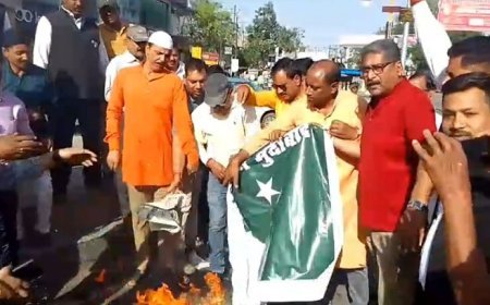 Barabanki News: हिन्दू जागरण मंच ने पाकिस्तानी झंडे को जलाया, लगाए पाकिस्तान व आतंकवाद मुर्दाबाद के नारे। 