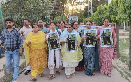 Hardoi News: पहलगाम आतंकी हमले में मृतकों को श्रद्धांजलि देने को कैंडल मार्च और शोक सभा का आयोजन। 