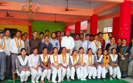 Kanpur News: हाई स्कूल और इंटर में टॉपर आए हुए विद्यार्थियों को मेडल देकर सम्मानित किया। 