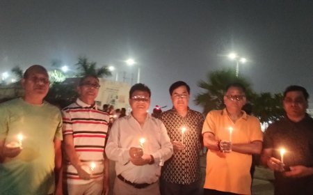 Noida News: संयुक्त रूप से सोसाइटी दर्जनों लोगों ने कैंडल मार्च के बाद शोक सभा में मृतकों को दी श्रद्धांजली व हमले की कड़ी निंदा की