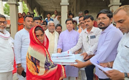 Ballia News: मानवता की मिशाल बनी IRCS- आग से प्रभावित परिवारों को राहत सामग्री का किया गया वितरण। 