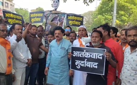 Kanpur News: पहलगाम हमले के विरोध में सर्व धर्म के लोगों ने आतंकवाद का पुतला फूंक कर अपना रोष व्यक्त किया। 