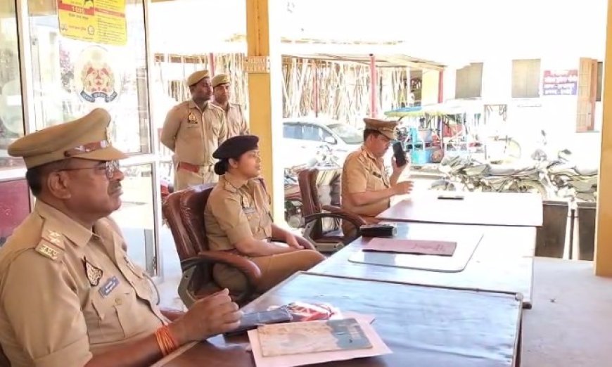 Hardoi News: सीओ ने लगाई ऑटो रिक्शा चालकों की क्लास, सड़क सुरक्षा नियमों का पढ़ाया पाठ। 