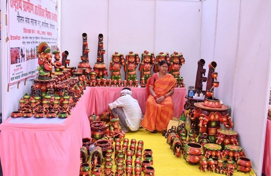 Lucknow News: उत्तराखंड भवन गोमतीनगर में लगा है सरस मेला- सरस मेले में स्वयं सहायता समूहों के उत्पादों की लगी है प्रदर्शनी। 