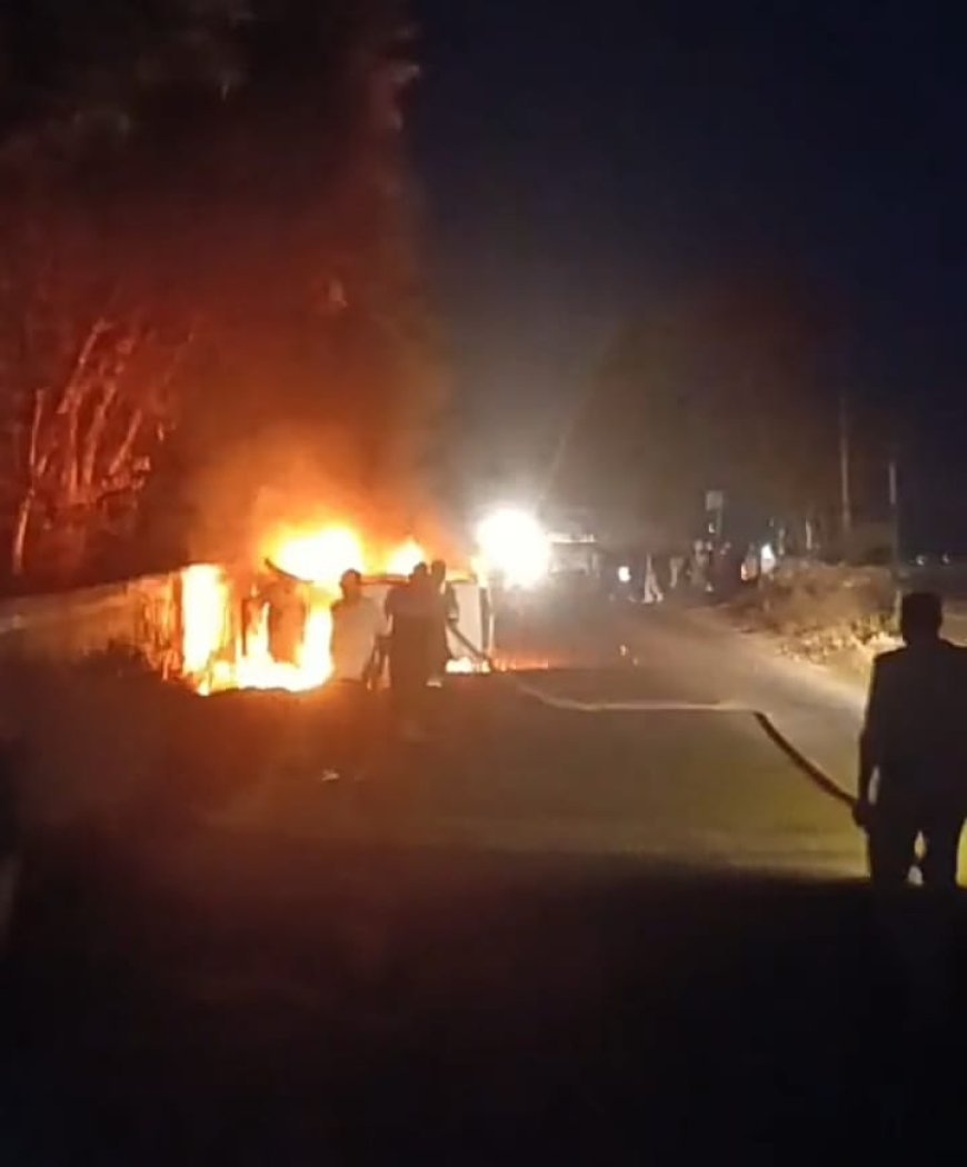 Deoband News: CNG कार में अचानक लगी आग, चपेट में आने से बाईक सवार गम्भीर घायल, घायलों को भर्ती कराया