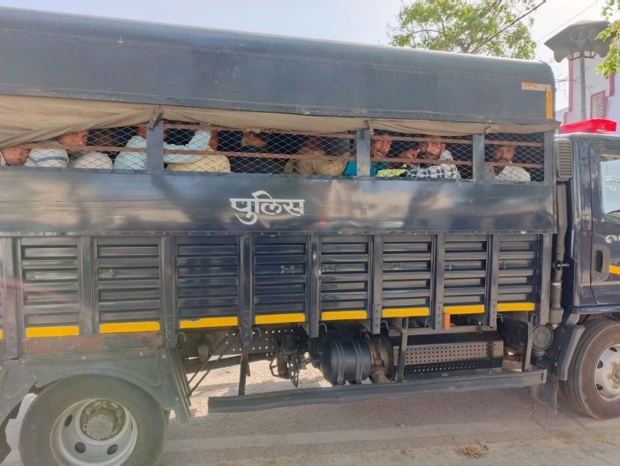 Hathras News: पुलिस ने मारा कैदी को थप्पड़, हुई फजीहत