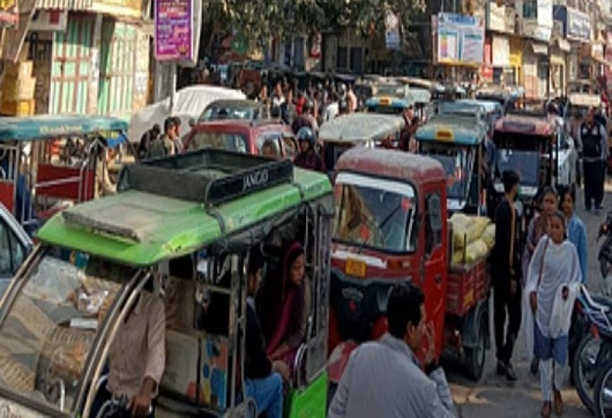 Hardoi News: ई-रिक्शा के कारण शाहाबाद के मुख्य मार्गां पर लगता है जाम, लोगों को करना पड़ रहा परेशानी का सामना। 