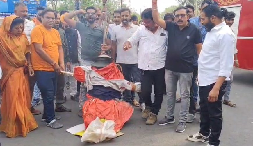 MP News: करणी सेना का उग्र प्रदर्शन- सपा सांसद रामजीलाल सुमन के पुतले को लात- घूंसों से पीटकर जलाया। 