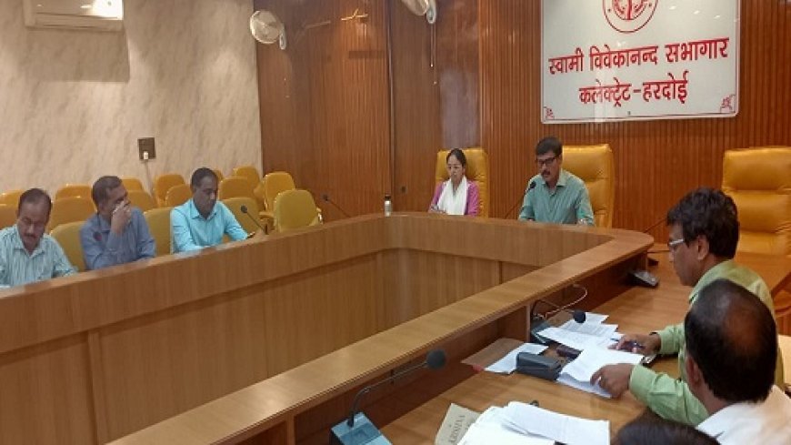 Hardoi News: जिलाधिकारी ने की शिक्षा विभाग की समीक्षा- लापरवाही पर खण्ड शिक्षा अधिकारी व खण्ड विकास अधिकारी का वेतन रोकने के निर्देश। 