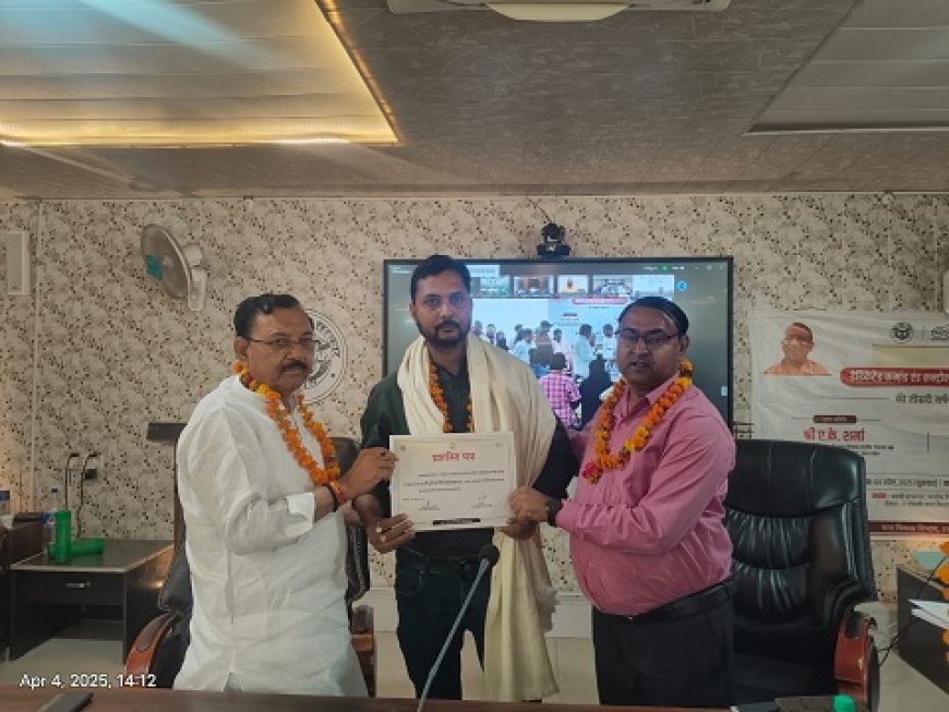 Hardoi News: नगर पालिका अध्यक्ष ने सफाई नायक/स्वच्छता सेनानियों को प्रशस्ति पत्र व शॉल देकर सम्मानित किया। 