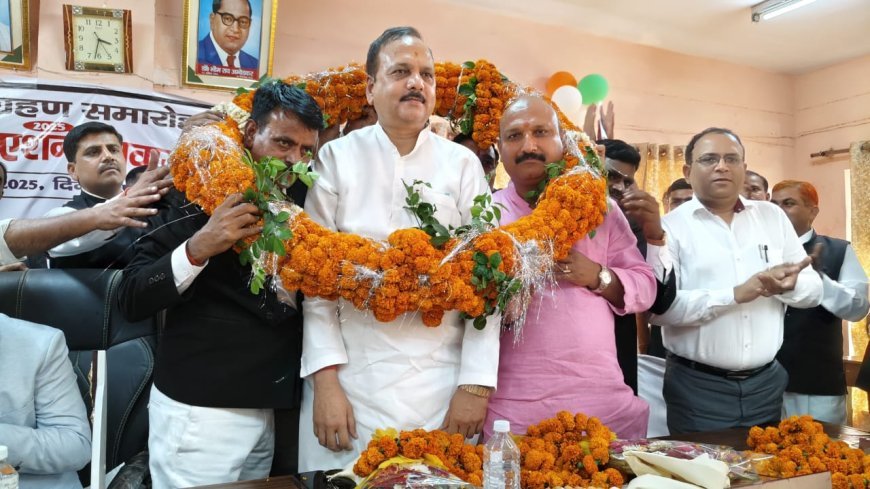 Hardoi News: अधिवक्ता संघ की नवनिर्वाचित कार्यकारिणी को विधायक रानू व जिलाध्यक्ष अजीत सिंह बब्बन ने शपथ दिलाई