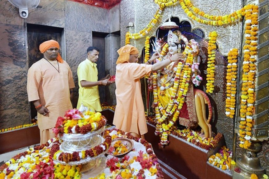 मुख्यमंत्री का बलरामपुर दौरे का दूसरा दिन- सीएम योगी ने मां पाटेश्वरी से की प्रदेशवासियों के सुख, समृद्धि और कल्याण की कामना। 