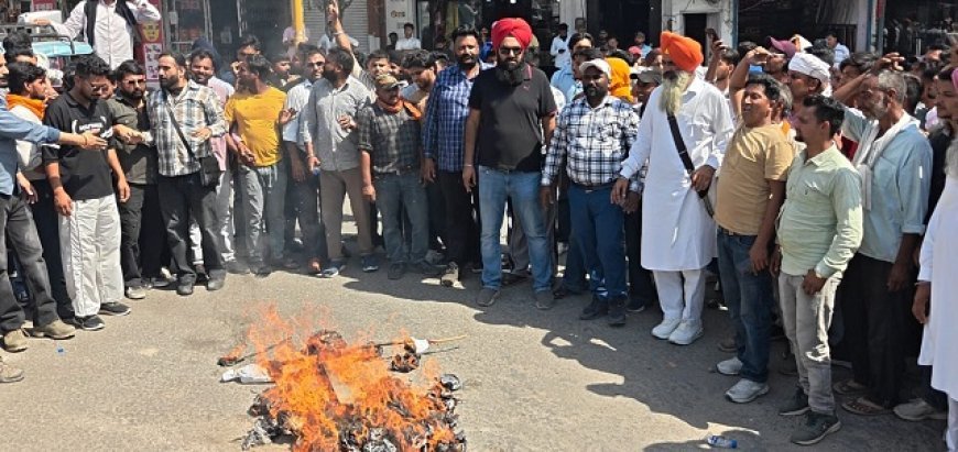 Uttarakhand News: आक्रोशित दलित समाज ने पूर्व सीएम त्रिवेंद्र रावत का पुतला फूंका। 