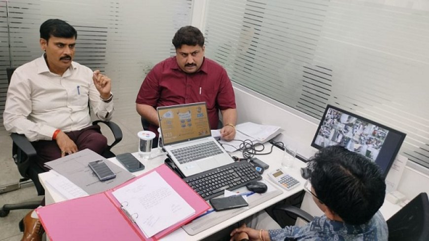 Hardoi News: जिलाधिकारी ने किया एचडीएफसी बैंक का औचक दौरा। 