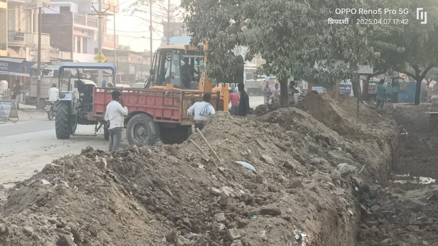 Hardoi News: जिम्मेदारों की सरपरस्ती में निजी भूखंड स्वामियों को नपाप बेंच रही नालों की मिट्टी