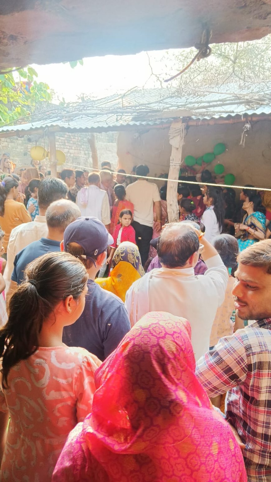 Hardoi News: मां गार्गी के थान पर लगी श्रद्धालुओं की भीड़, मन्नत पूरी होने पर लोगों ने चढ़ाया प्रसाद