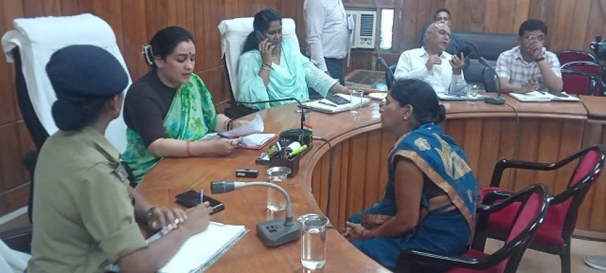 Lucknow News: महिला आयोग की उपाध्यक्ष ने पुलिस लाइन सभागार में जनसुनवाई कर पीड़ितों की सुनी समस्याएं। 