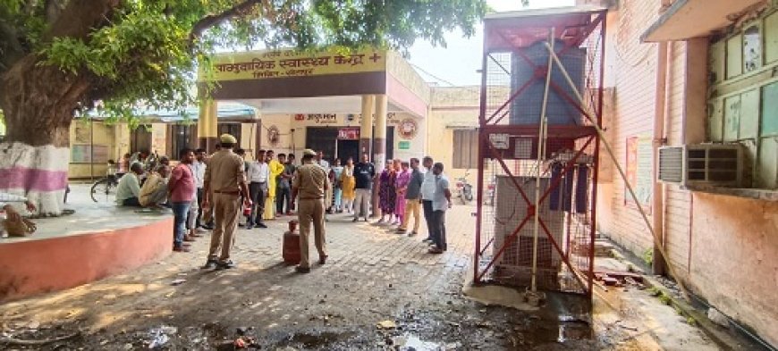 Sitapur News: अग्नि शमन प्रभारी ने अपनी टीम के साथ स्वास्थ्य कर्मचारियों को आग बुझाने की दी जानकारी। 