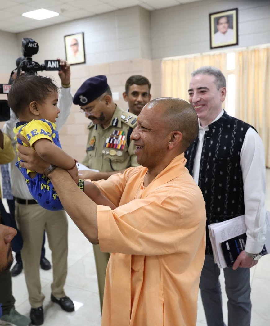 Lucknow News: जनता दर्शन (Janta Darshan) कार्यक्रम में दिखी CM की संवेदनशीलता, दो दिव्यांगों को स्वयं दी इलेक्ट्रॉनिक सेंसर युक्त स्टिक