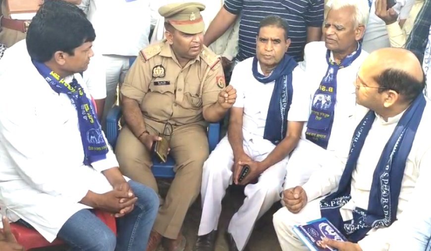 Hardoi News: सुरजीपुर के दो पक्षों में झड़प के बाद दलितों से मिलने पहुंचा BSP प्रतिनिधिमंडल, थाना प्रभारी सहित दरोगा को हटाने के स्वर गूंजे