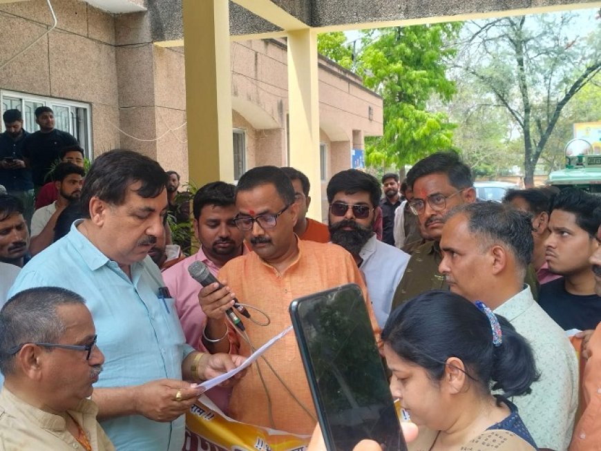 Hathras News: पश्चिम बंगाल में हिंदुओं का दमन किए जाने के विरोध में विश्व हिंदू परिषद के कार्यकर्ताओं ने सौंपा ज्ञापन। 