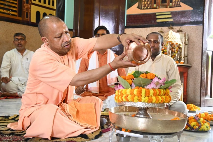 Gorakhpur News: रुद्राभिषेक कर CM योगी (Yogi) ने की चराचर जगत के कल्याण की कामना