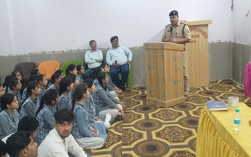 Hathras News: एएसपी ने स्कूल पहुंच छात्राओं को किया जागरूक। 