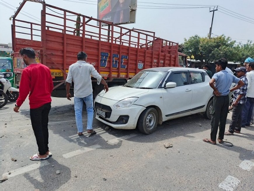 Hathras News: आगे चल रहे वाहन को बचाने के प्रयास में डिवाइडर पर चढी कार। 