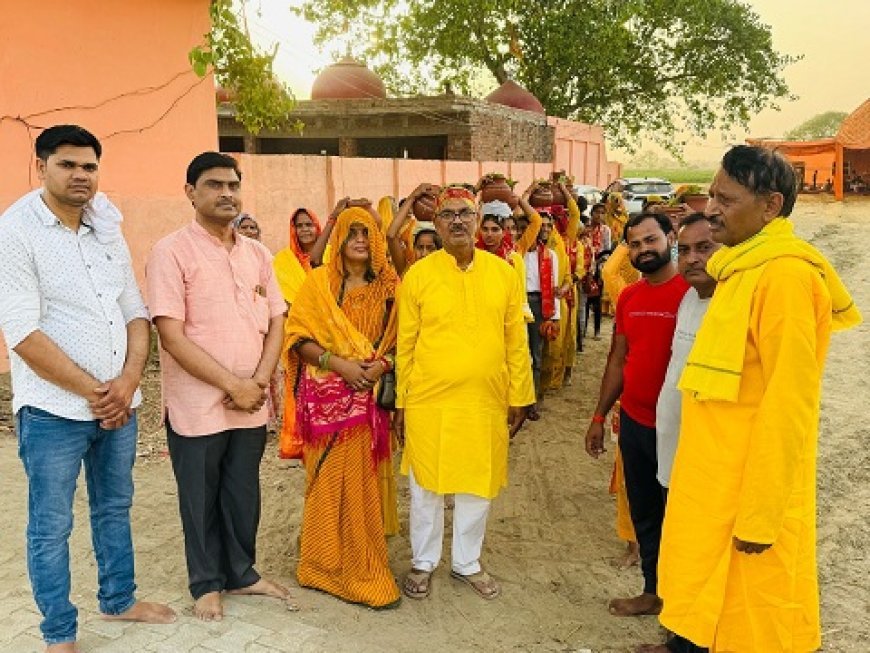 Hathras News: ग्राम पंचायत अगसौली में बांसबाली माता मंदिर पर श्रीमद भागवत कथा के अवसर पर भव्य कलश यात्रा का आयोजन। 