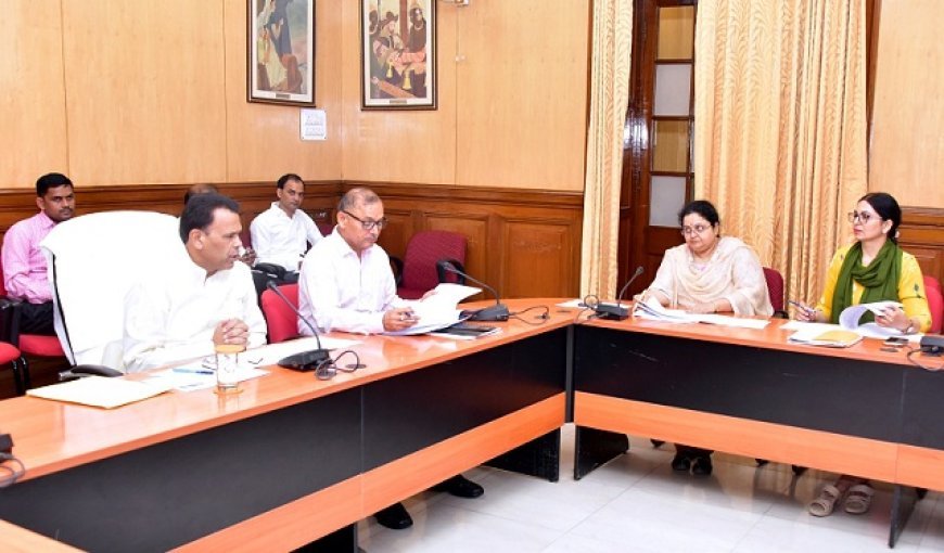 Lucknow News: मंत्री नरेन्द्र कश्यप ने  समीक्षा बैठक में योजनाओं के पारदर्शी और समयबद्ध क्रियान्वयन के दिये सख्त निर्देश। 