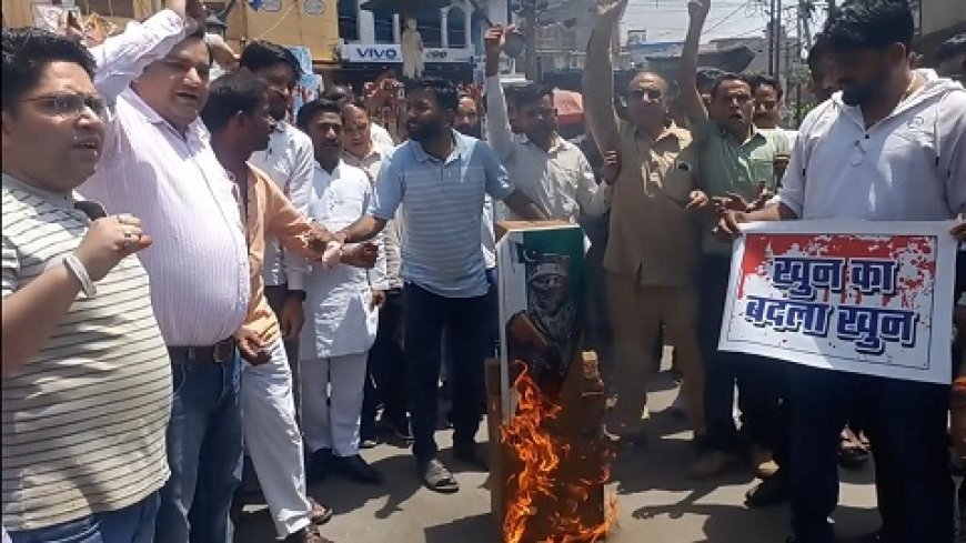 Sambhal News: पाकिस्तान के खिलाफ आक्रोश, आतंकवाद का पुतला फूंका। 