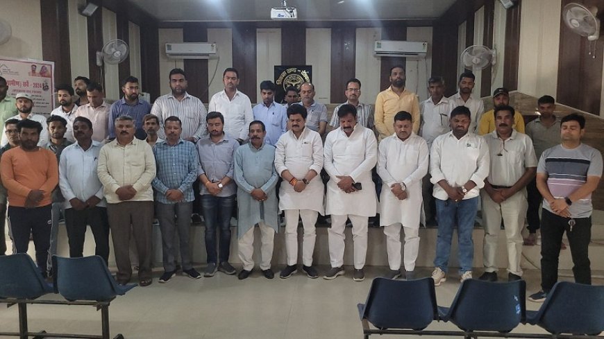 Deoband News: पहलगाम आतंकी हमले मे मारे गए लोगो को दी गई श्रृद्धांजलि दो मिनट का रंखा गया मौन। 