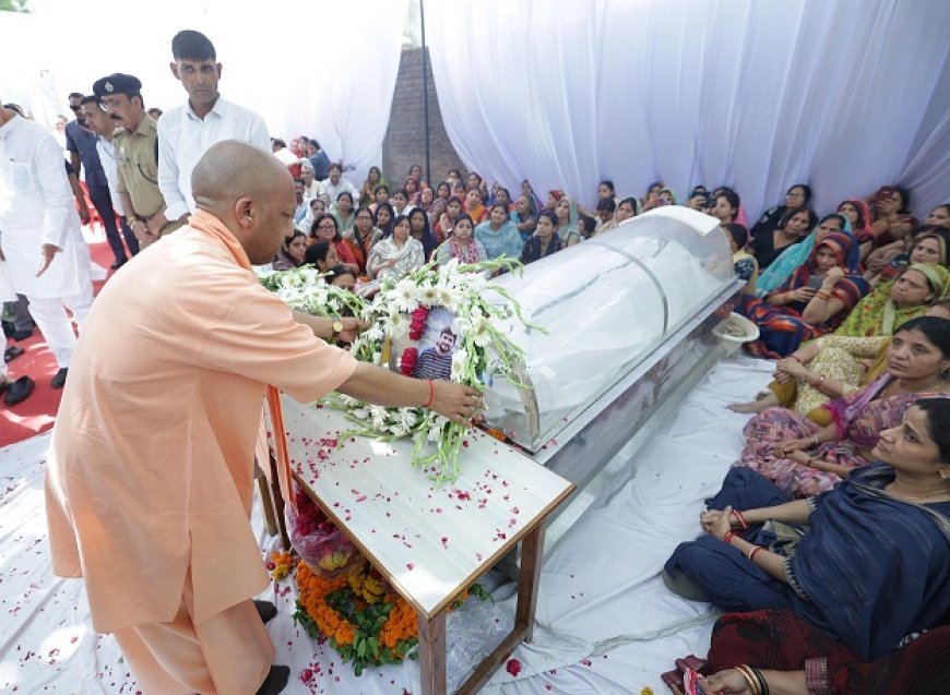 Pahalgam Attack Update: सीएम योगी कानपुर के मृतक शुभम द्विवेदी के पैतृक आवास पहुँच कर श्रद्धांजलि अर्पित की एवं शोकाकुल परिजनों से भेंट कर उन्हें ढांढस बंधाया।