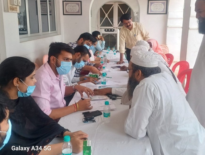 Hardoi News: हज जायरीनों के लिए टीकाकरण कैम्प- 57 हज यात्रियों का हुआ चिकित्सकीय परीक्षण एवं टीकाकरण। 