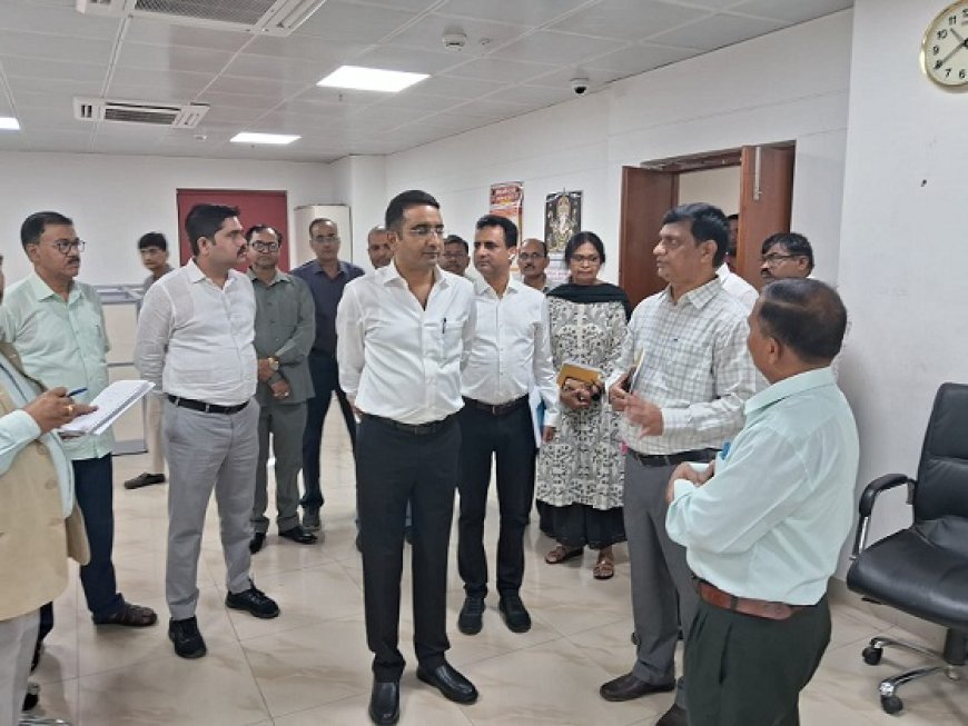 Lucknow News: नवागत सूचना निदेशक ने किया सूचना निदेशालय का निरीक्षण, प्रत्येक प्रभागों में जाकर प्रभागों की कार्यप्रणाली का लिया जायजा। 