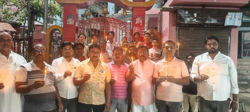 Hardoi News: आतंकी हमले के विरोध में जनाक्रोश, व्यापारियों ने कैंडल मार्च निकाला। 
