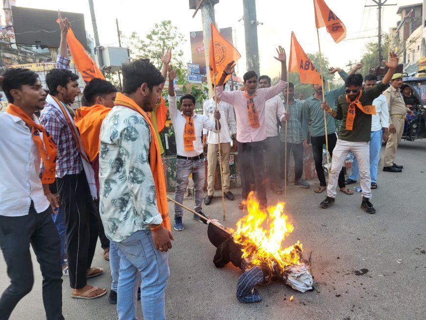 Hardoi News: पहलगाम आतंकी हमले के विरोध में अभाविप ने आतंकवाद व पाकिस्तान का पुतला फूंका