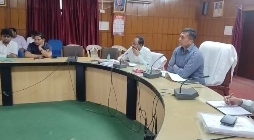 Azamgarh News: मण्डलायुक्त ने राजस्व वसूली एवं अन्य राजस्व कार्यों, निर्माणाधीन परियोजनाओं तथा स्थानीय निकायों की समीक्षा की