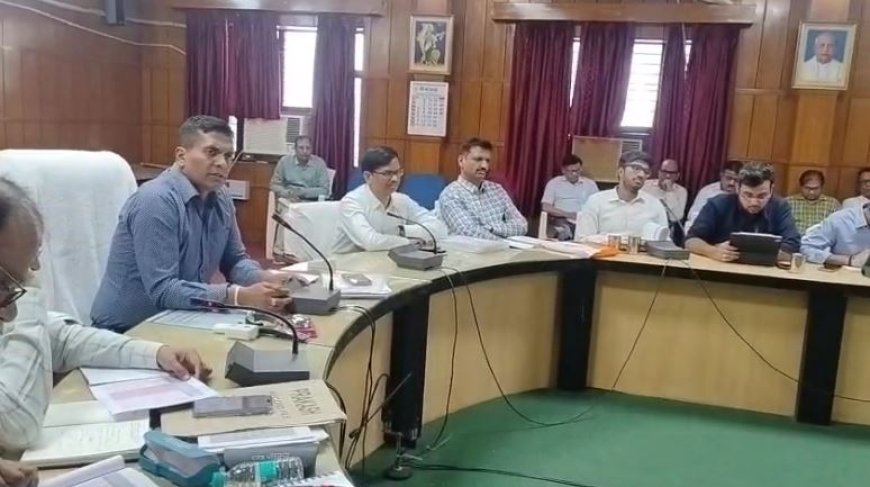 Azamgarh News: नगरीय क्षेत्रों में दुकानदारों द्वारा सड़कों पर किए गये अतिक्रमण को तत्काल हटाने की कार्यवाही करें: मण्डलायुक्त